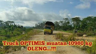 Truck OPTIMIS oleng di jalan rusak