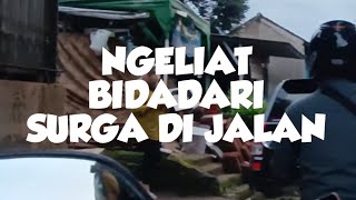 NGELIAT BIDADARI SURGA DI PINGGIR JALAN