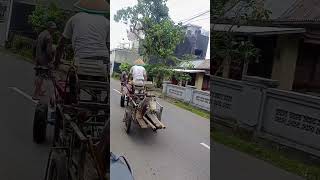 Tractor Sawah Nyebarang Jalan Raya