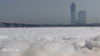 El río Yamuna en la India aparece totalmente cubierto de una espuma toxica