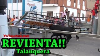 Toro ARRANCA!! la talanquera y DESTROZA!! palo de la plaza causando el PANICO!!!!