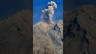 🌋 Erupción del volcán Semeru, en Indonesia #volcanic #eruption