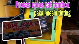 Proses oplos cat tembok menggunakan mesin tinting