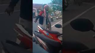 #VIRAL ORANG GILA NGAMUK  DI TENGAH-TENGAH JALAN