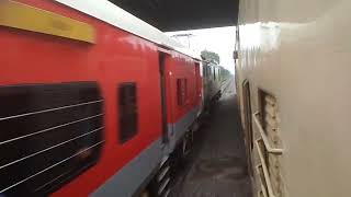 late running gondia barauni express overtaking Patna south Bihar at full mps with mad honking.#wap4