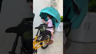 Protezione dal sole e dalla pioggia per i bambini sulla cargo bike