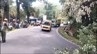 Tanah Longsor di Cijambe Subang,macet Total