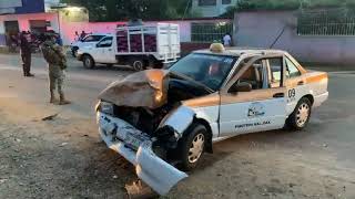 Choque de taxi y camioneta 🚛 en el Libramiento de PInotepa Nacional Oaxaca