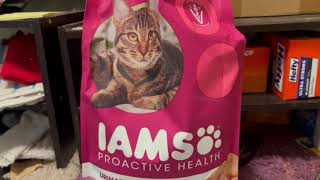 Review of IAMS Proactive Health Adult Urinary Tract Healthy Dry Cat Food with Chicken Cat Kibble