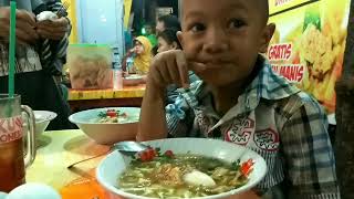 Indonesia Street Food Soto Lamongan " Bang Kembar Tiga ". Kuliner Kota Tegal