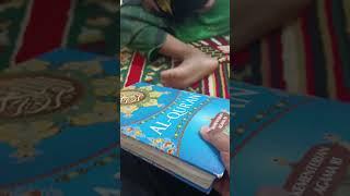 anak kecil kakinya di atas Al Qur'an