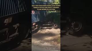 Extreme Truk Truk Kontainer Kewalahan Hampir Terbalik Ketika Melewati Turunan Ekstrim #shorts