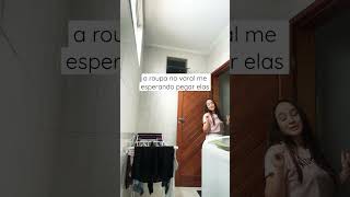 Roupas no varal esperando para ser estendidas / problemas de dona de casa