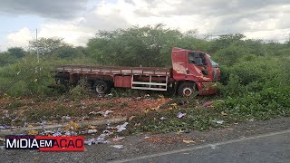 Caminhão carregado de frutas capota na PE-265, em Sertânia