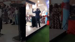 Momento de louvor e adoração no culto dominical na IEBA Kalemba 2