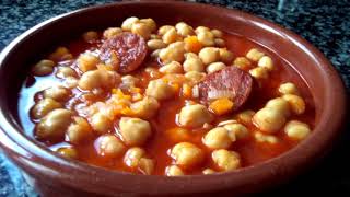 GUISO DE GARBANZOS con CHORIZO. Una receta tradicional y sencilla de hacer