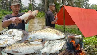 Harus Profesional Menjaring Ikan Di Tempat Banjir Seperti Ini...