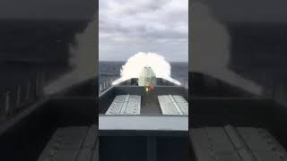 HMS Dragon contra las olas