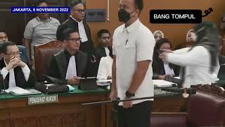 MOMEN HARU SUSI PELUK PUTRI CANRAWATHI DI RUANG SIDANG