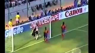 RENÉ HIGUITA. Un loco suelto en el área.