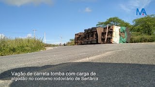 Vagão de carreta tomba com carga de algodão no contorno rodoviário de Sertânia