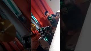 yo tocando batería