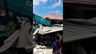 Kecelakaan Sadis Di Labuan Bajo Rem Mobil Truk Bolong Hantam Rumah Warga #shorts