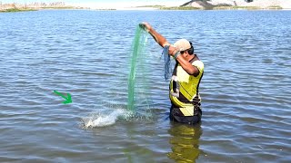 Este Pescador Tira su Atarraya y mira la Sorpresa que se lleva en cada lance que hace