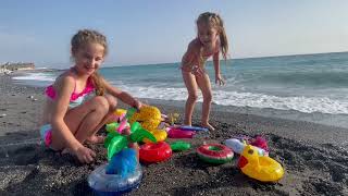 Kids at the beach // GIRLS PLAYING WITH INFLATABLE TOYS IN THE SEA - V&K Fun Club #italy #vlog #kids