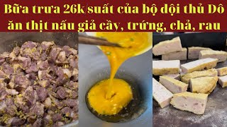 Bữa trưa của bộ đội tiêu chuẩn 26k/người có món thịt lợn nấu giả cầy, trứng tráng, chả mỡ, rau cải.