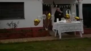 Cumplió 80 años y la sorprendieron con una emotiva caravana