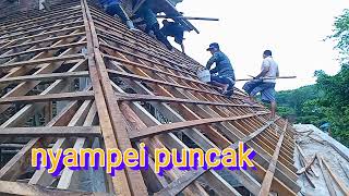 Proses pemasangan kap genteng manthili