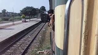 PAKISTAN RAILWAYS: MILLAT EXPRESS CROSS WITH SHALIMAR EXPRESS AT GOJRA RAILWAY STATION