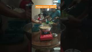 Berebut makan bakso gratis#vídeoviral#makananindonesia#bakso