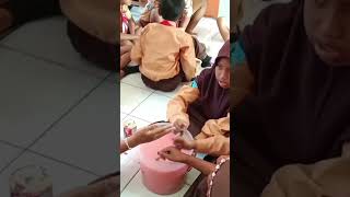 Pembelajaran topik teks prosedur melalui praktik pembuatan es buah ala kelas 5 SD Negeri 1 Dengkol