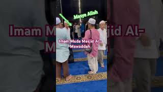 Masya Allah,walaupun Imam,beliau tetap menghormati jemaah yg lebih tua,Semuga Imam sentiasa sehat