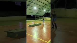 pulando no caixote com um pé patins inline