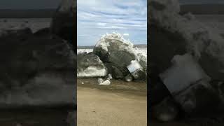 Un iceberg détruit une route. Incroyable rivière de glace !