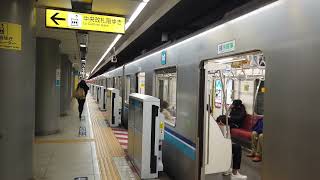 Watching Tokyo Metro Tozai line at Otemachi station, Tokyo