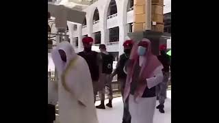 imam Masjidil Harom Makkah Al Mukaromah memasuki Mimbar khutbah Jum'at