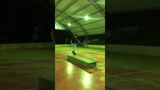 Manobras de patins no caixote