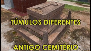 Um cemitério repleto de sepulturas diferentes