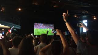 Les supporteurs de Flers (Orne) sautent de joie au coup de sifflet final de la Coupe du Monde.