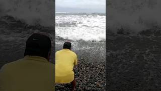 Mira esta #pesca con atarraya en mar agitado del Perú