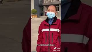 做核酸时，人们要保持距离和监督防疫人员是否一人一消毒。