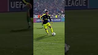 Mesut Ozil's handling phase without a superfluous movement#shorts