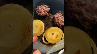 Ekmek yerine SOĞAN kullanarak burger yapılır mı? (Linç yiyeceğim gibi geliyor ama hadi bakalım)