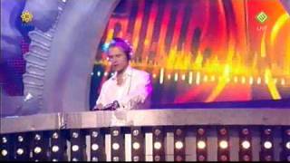 Armin van Buuren ft VanVelzen & Metropole Orkest - Broken Tonight