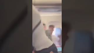 Un británico pierde la cabeza al ver  el pasajero sentado a su lado en el avión cambiaba de forma