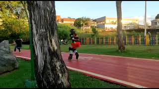 Praticando manobras no lago com a patinadora Vivi